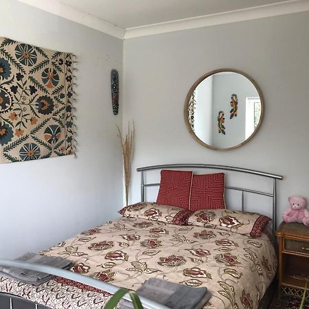 Cozy Double Bedroom In Stunning Bungalow On River Thames - Near Thorpe Park/Royal Holloway University/20Mins From Heathrow Staines-upon-Thames Kültér fotó
