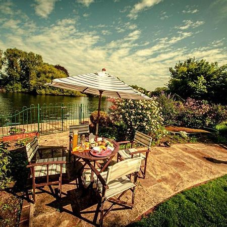 Cozy Double Bedroom In Stunning Bungalow On River Thames - Near Thorpe Park/Royal Holloway University/20Mins From Heathrow Staines-upon-Thames Kültér fotó