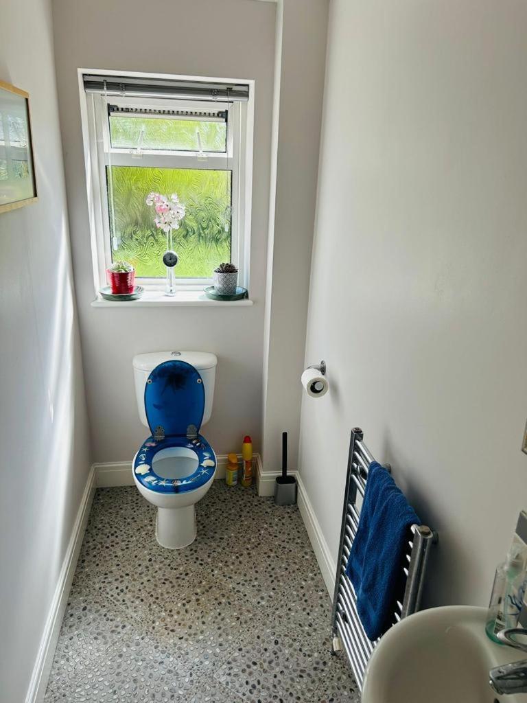 Cozy Double Bedroom In Stunning Bungalow On River Thames - Near Thorpe Park/Royal Holloway University/20Mins From Heathrow Staines-upon-Thames Kültér fotó