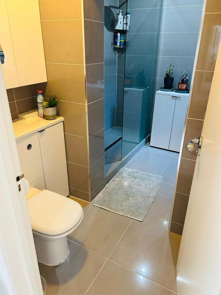 Cozy Double Bedroom In Stunning Bungalow On River Thames - Near Thorpe Park/Royal Holloway University/20Mins From Heathrow Staines-upon-Thames Kültér fotó