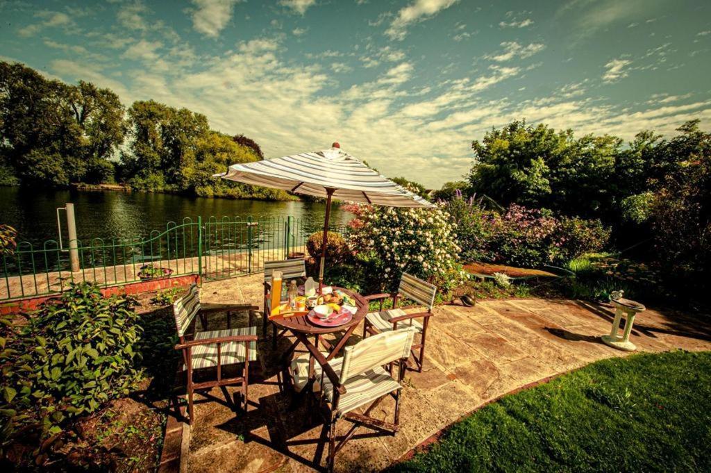 Cozy Double Bedroom In Stunning Bungalow On River Thames - Near Thorpe Park/Royal Holloway University/20Mins From Heathrow Staines-upon-Thames Kültér fotó