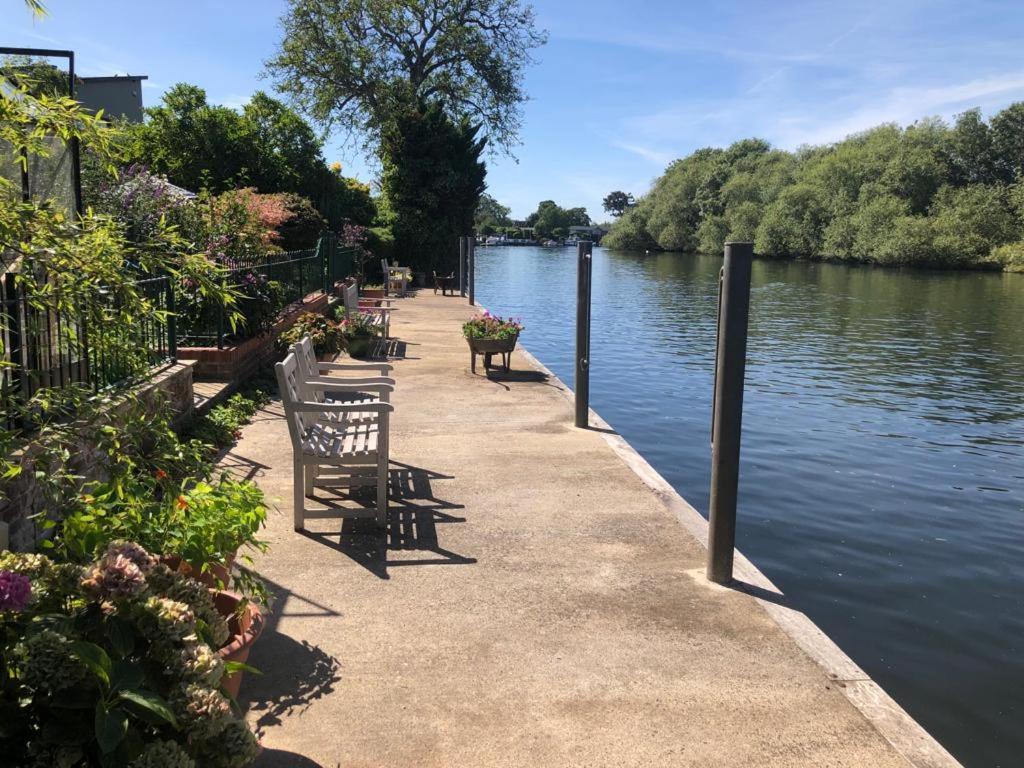 Cozy Double Bedroom In Stunning Bungalow On River Thames - Near Thorpe Park/Royal Holloway University/20Mins From Heathrow Staines-upon-Thames Kültér fotó