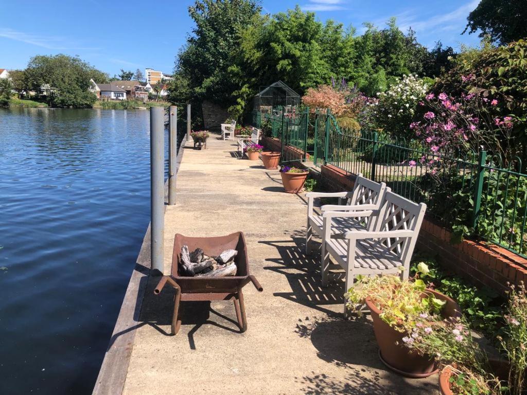 Cozy Double Bedroom In Stunning Bungalow On River Thames - Near Thorpe Park/Royal Holloway University/20Mins From Heathrow Staines-upon-Thames Kültér fotó