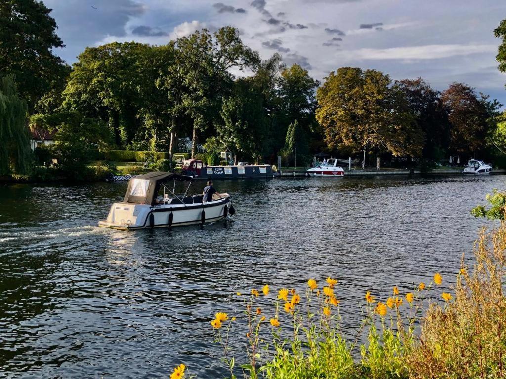 Cozy Double Bedroom In Stunning Bungalow On River Thames - Near Thorpe Park/Royal Holloway University/20Mins From Heathrow Staines-upon-Thames Kültér fotó