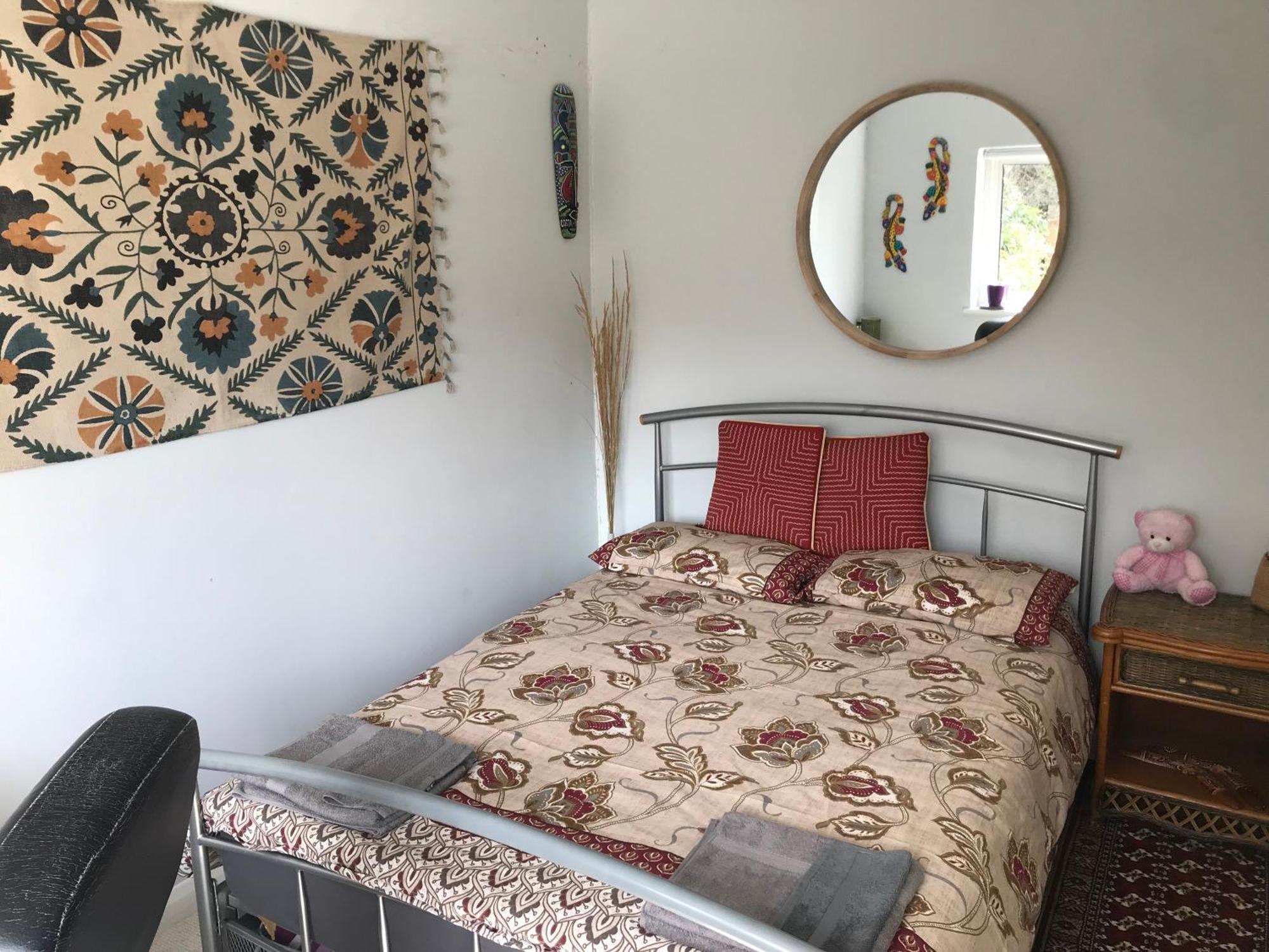 Cozy Double Bedroom In Stunning Bungalow On River Thames - Near Thorpe Park/Royal Holloway University/20Mins From Heathrow Staines-upon-Thames Kültér fotó
