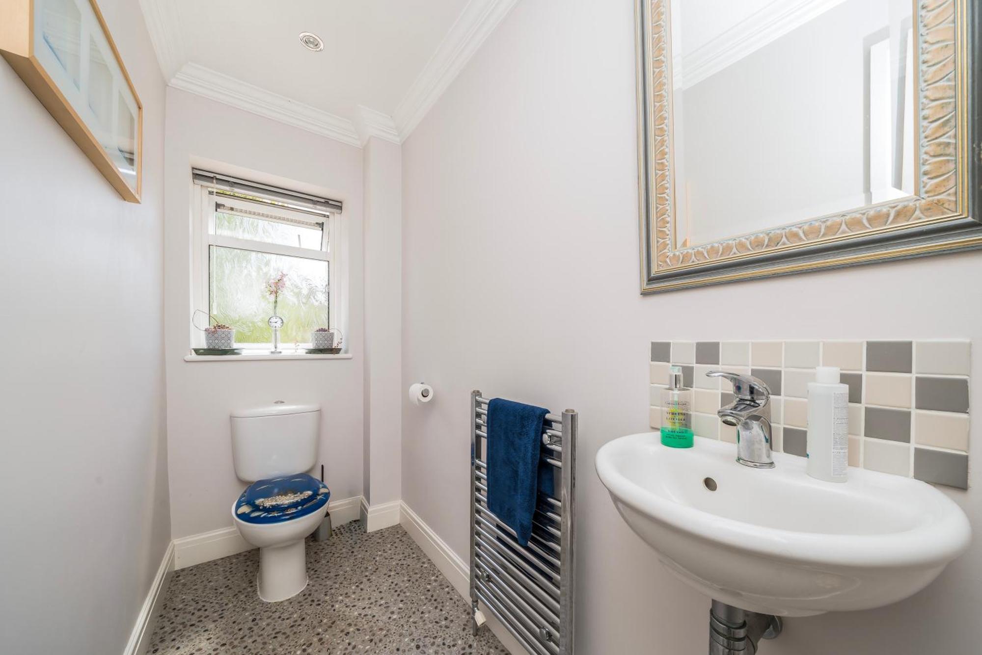 Cozy Double Bedroom In Stunning Bungalow On River Thames - Near Thorpe Park/Royal Holloway University/20Mins From Heathrow Staines-upon-Thames Kültér fotó