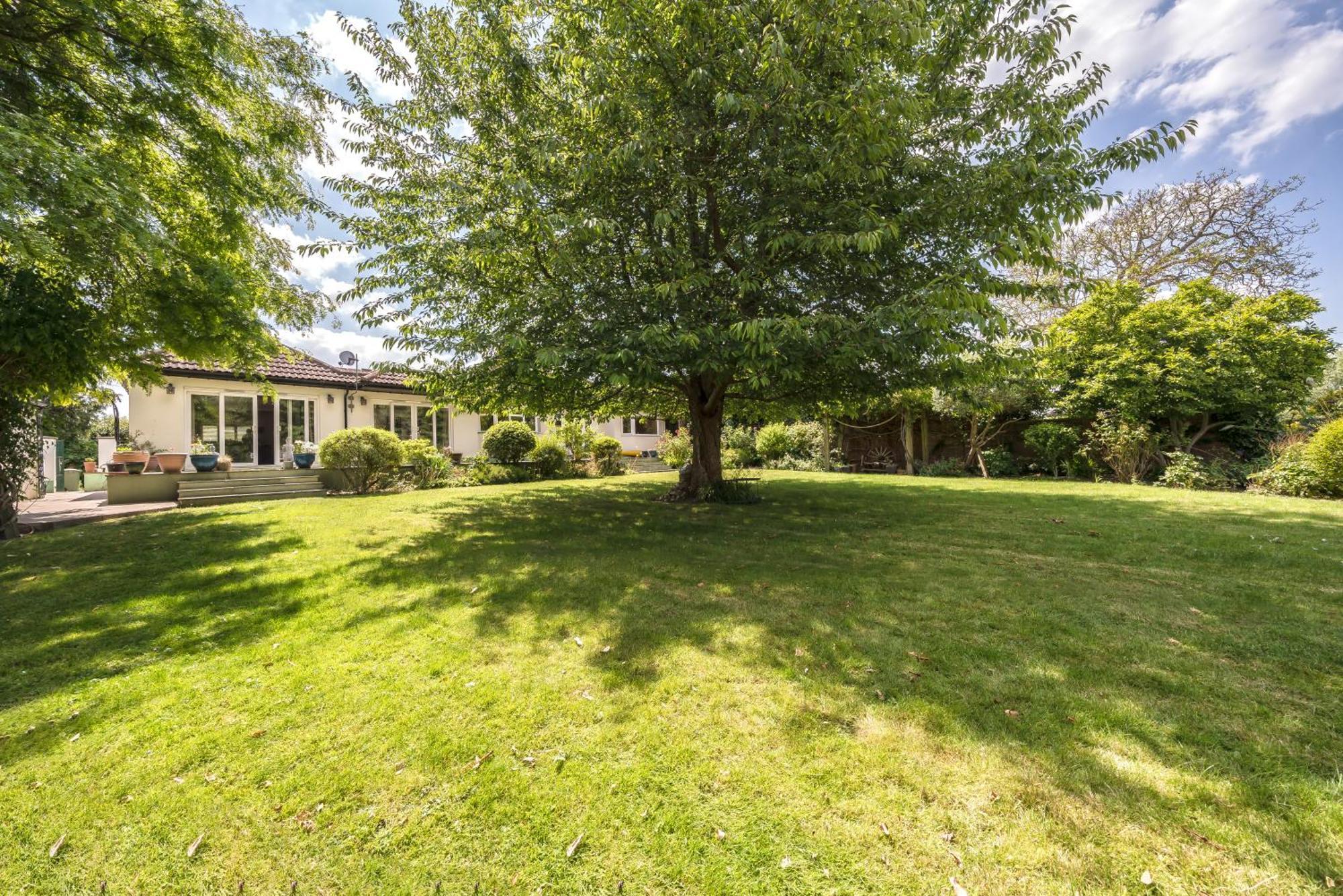 Cozy Double Bedroom In Stunning Bungalow On River Thames - Near Thorpe Park/Royal Holloway University/20Mins From Heathrow Staines-upon-Thames Kültér fotó